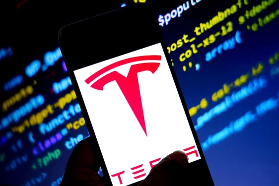 INDIA - 2022/01/24: In this photo illustration a Tesla car logo seen displayed on a smartphone. (Photo Illustration by Avishek Das/SOPA Images/LightRocket via Getty Images)