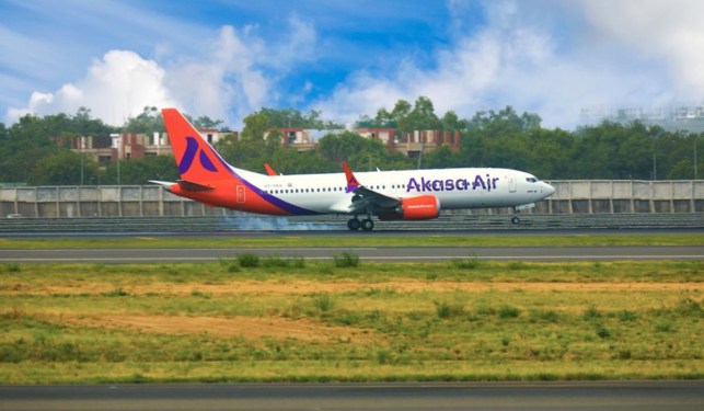 airplane landing on runwayr