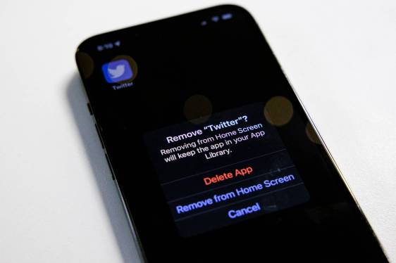Delete Twitter screen displayed on smartphone